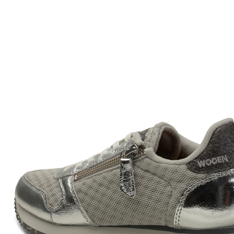 WODEN Ydun Metallic Zipper Sneakers 049 Sea Fog Grey